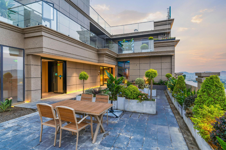 Exterior & Views