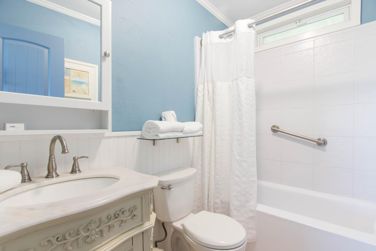 Bathroom 2, Beach Plum Resort, Suffolk