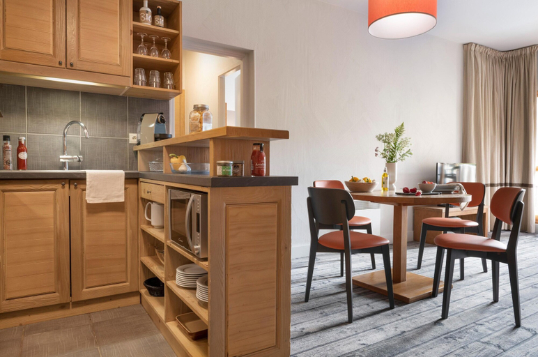 Private kitchen, Scenic 4-person Mountain View Retreat, Haute-Savoie