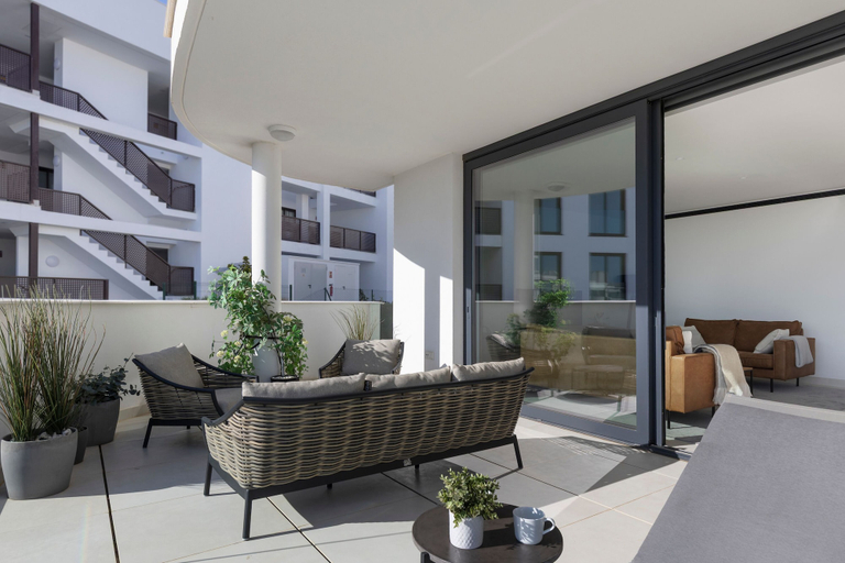 Room 5, Luxury 3-bedroom Apartment in Higuer n, Málaga