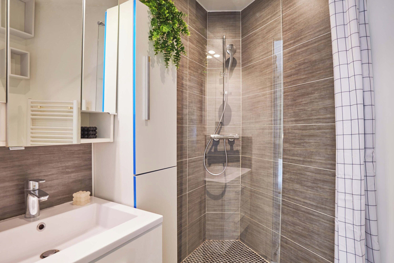 Bathroom 2, Charming Apartment Heart of Paris Montparnasse, Paris