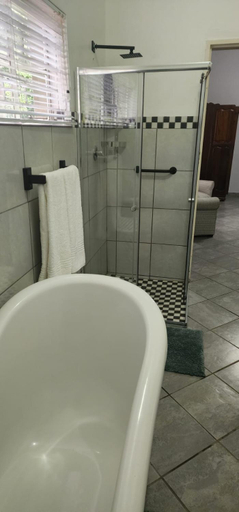 Bathroom 2, The Garden Inn Guesthouse, Waterberg
