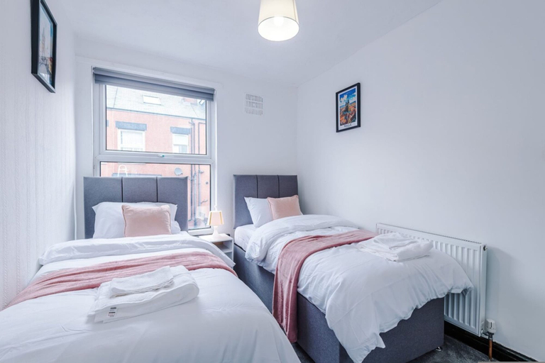 Room 3, Modern Group Retreat 5BR Home for 12 Guests, Leeds