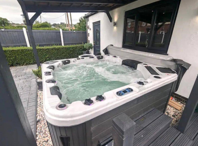 Terrace/patio 2, Gym - Hot tub - Sauna - Parking - - Sleeps 6, Flintshire