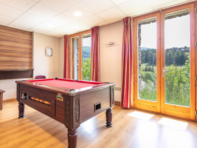 Game room, Spacious Family Chalet With Terrace, Isère
