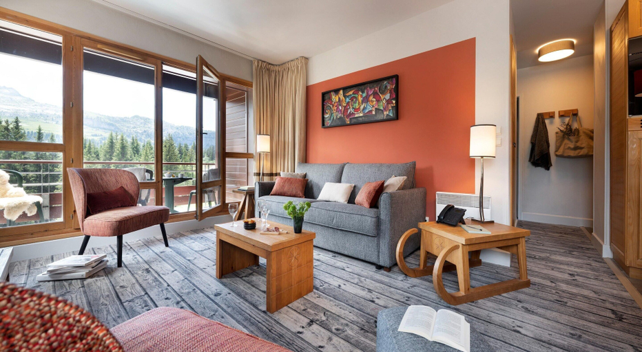 Living room 4, Mountain View Retreat With Balcony for 8, Haute-Savoie