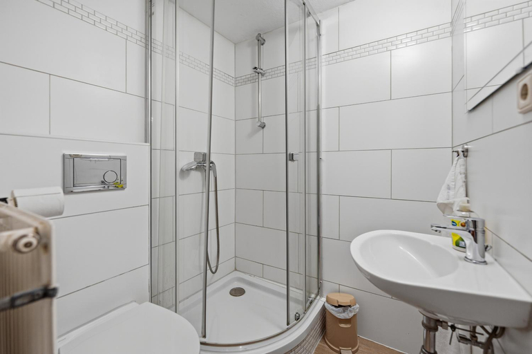Bathroom 5, Self-Checkin Hotel "Zum Lowen", Märkisch-Oderland