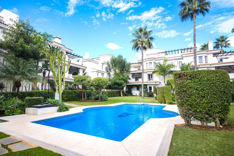 Room 3, Modern 3 Bedroom Pool Access Apartment F-7, Málaga
