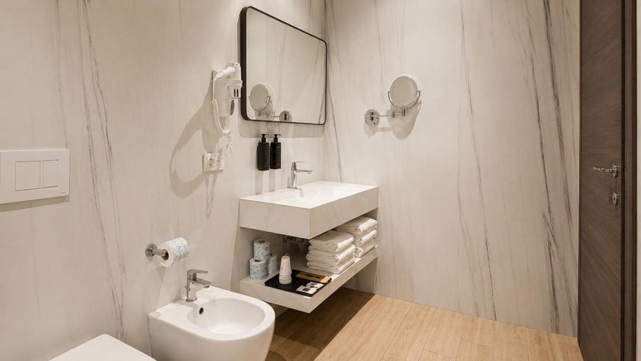 Bathroom 5, Lh HOTELS, Milano