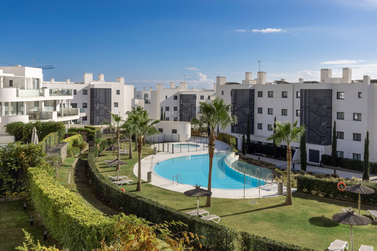 Room 4, Luxury 3-bedroom Apartment in Higuer n, Málaga