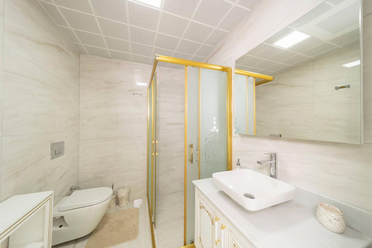 5, Luxury Villa in a Peaceful Neighborhood with Pool, Kemer