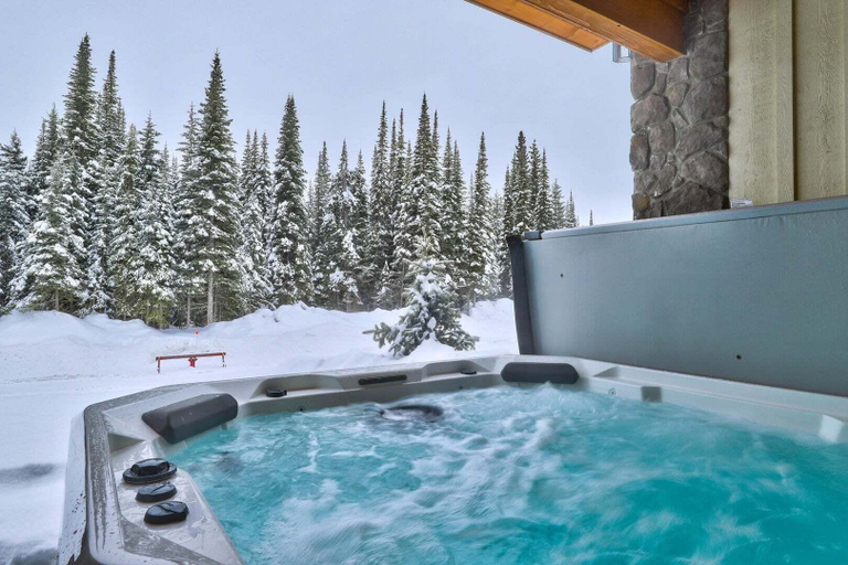 Outdoor spa tub 5, Echo Landing #26 2 Bedroom Home, Thompson-Nicola