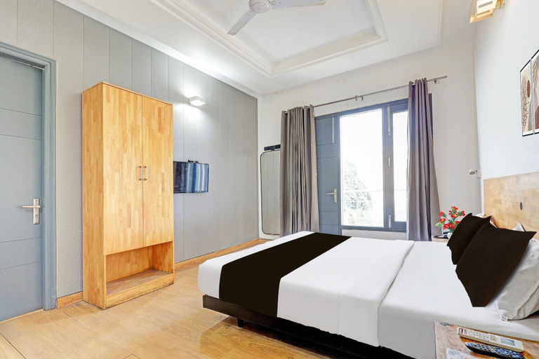 Room 2, Deluxe Sector 49 Sohna Road, Gurgaon