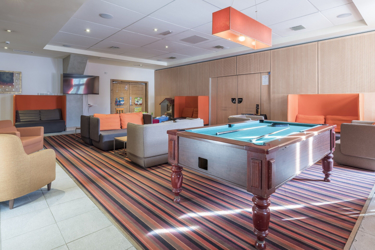 Game room, Scenic 4-person Mountain View Retreat, Haute-Savoie