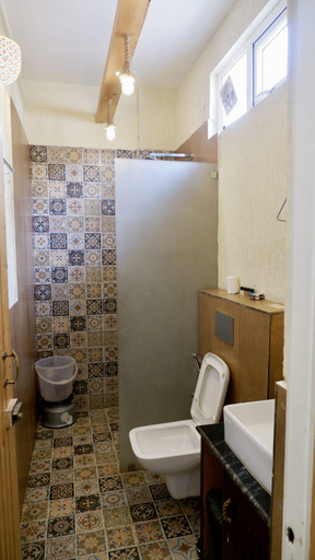 Bathroom 3, Laxmana On the Ganges, Garhwal
