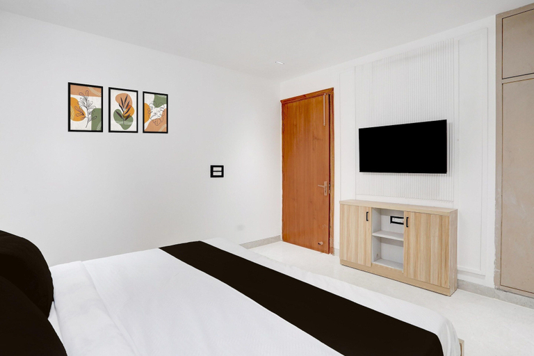 Room 5, Deluxe Hotel P66 Sec 49, Gurgaon