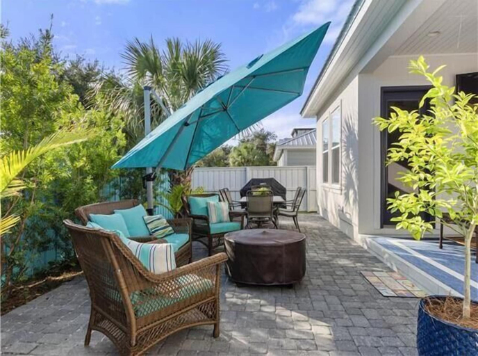 Outdoor dining 2, Frangista Beach: Whispering Palms, Walton