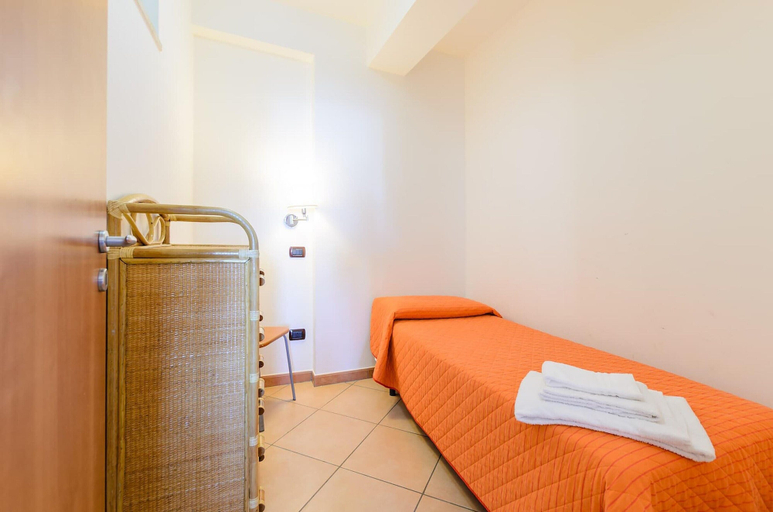 Room 2, Appartement in Pietra Ligure, Messina