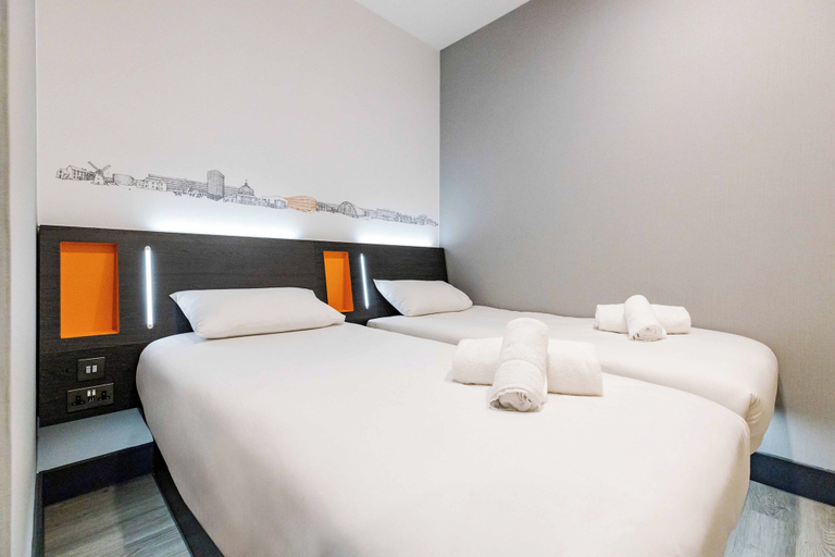 Bedroom 3, easyHotel Milton Keynes, Milton Keynes