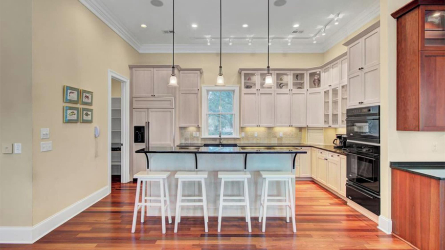 Interior 2, 13 57th Avenue by Avantstay Rooftop, Decks + Pool!, Charleston