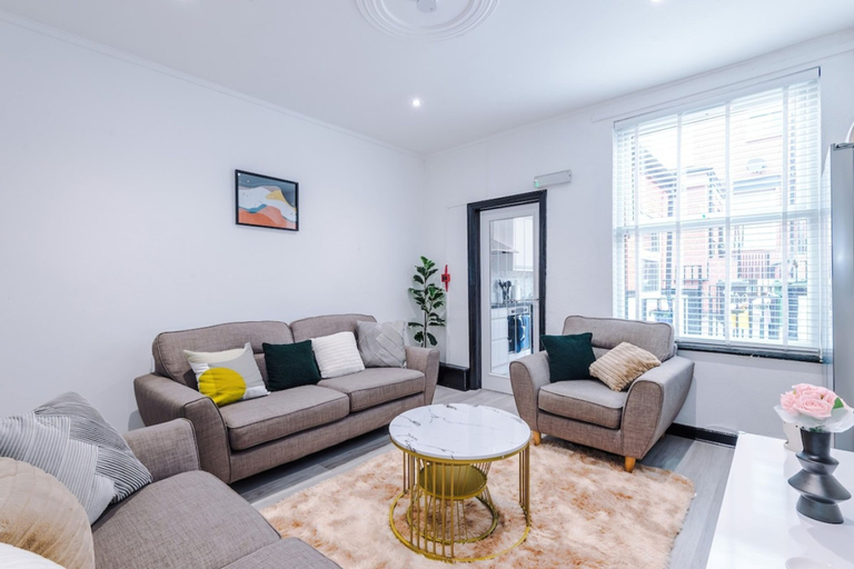 Room 4, Modern Group Retreat 5BR Home for 12 Guests, Leeds