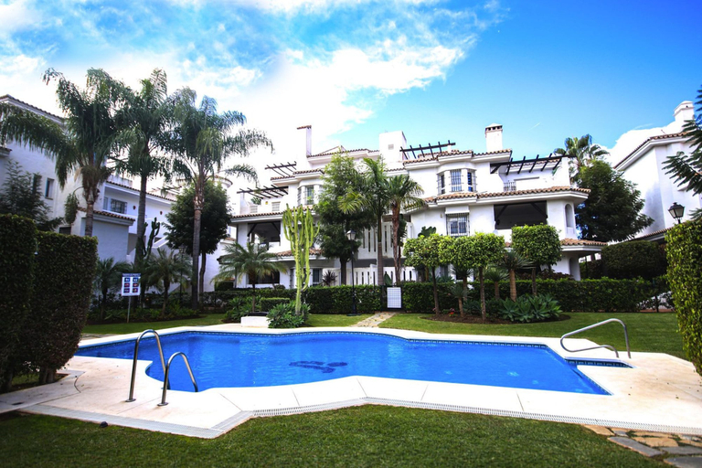 Room 4, Modern 3 Bedroom Pool Access Apartment F-7, Málaga