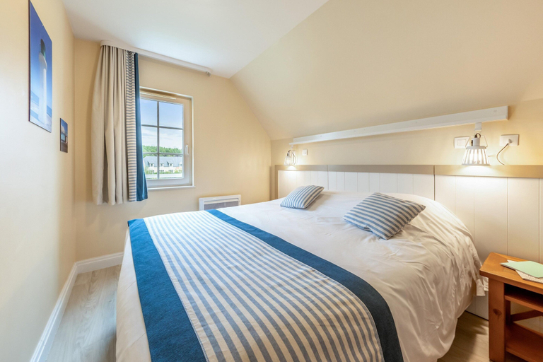 Room 2, 2-bedroom Beach Cottage, Somme
