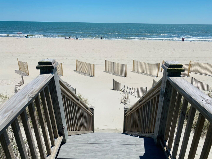 Beach 2, Serenity Now 3 Bedroom Home by RedAwning, Brunswick