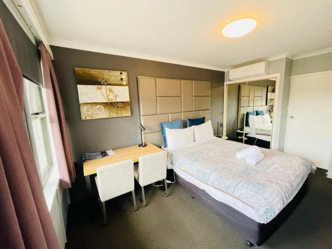 Bedroom 2, White Manor Motel, Cooma-Monaro