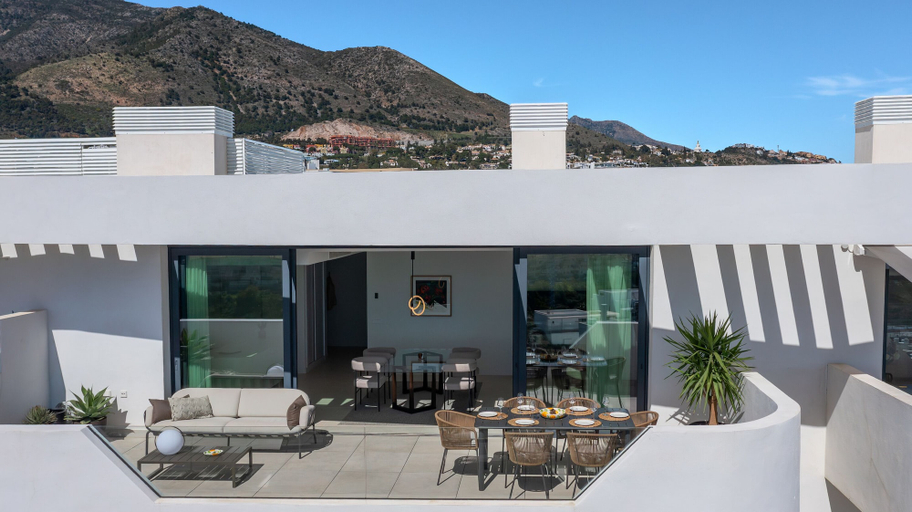 Room 2, Luxury 3-Bedroom Skyline Apartment in Higueron, Málaga