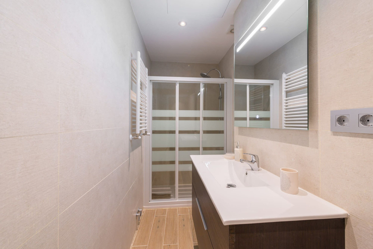 Room 5, Republica 2BR apt Near Madrid s Financial Center, Madrid