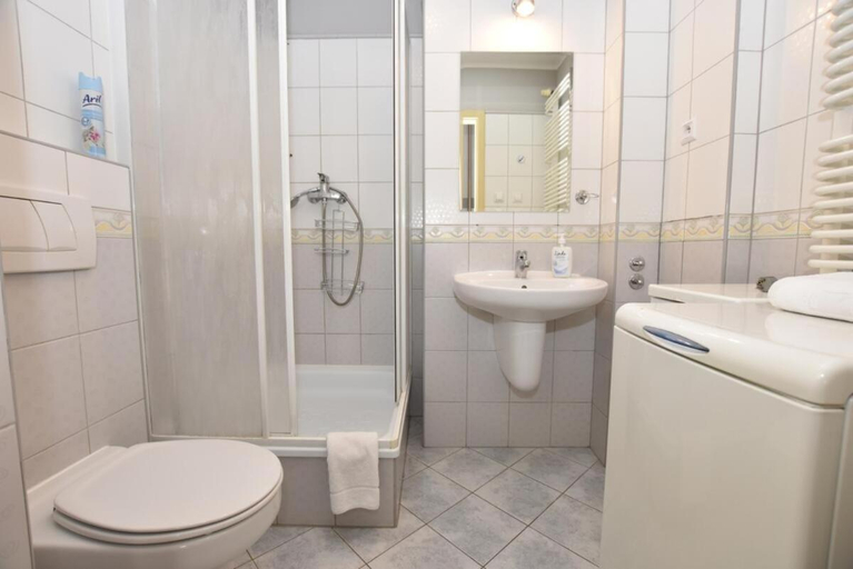 Bathroom, DUKES ApartHostel - pokoje prywatne, RYNEK, Środa Śląska