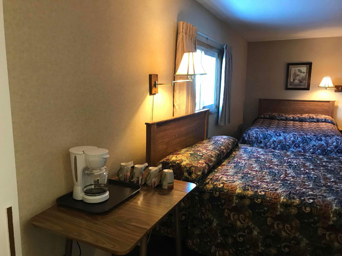 Bedroom 2, Paintbrush Motel, Fremont