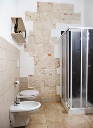 Bathroom 3, Ape Rossa, Bari