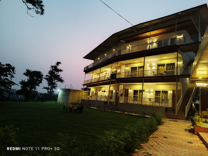 Exterior & Views