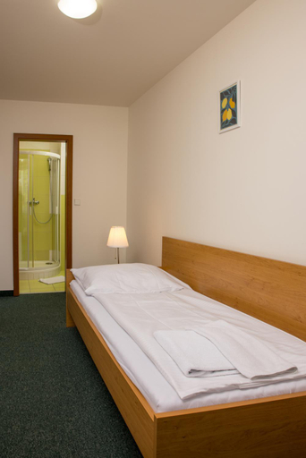 Bedroom 2, Hotel Kanarek, Praha 15