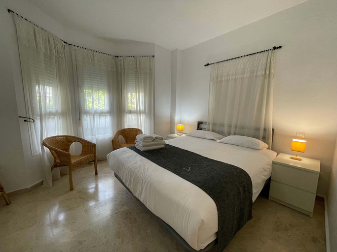 Room 5, Modern 3 Bedroom Pool Access Apartment F-7, Málaga