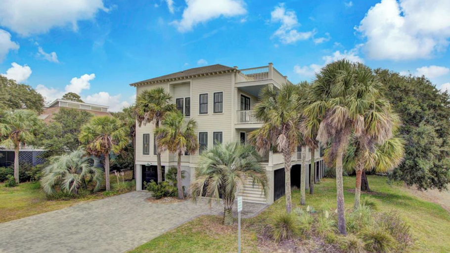 Interior 5, 13 57th Avenue by Avantstay Rooftop, Decks + Pool!, Charleston
