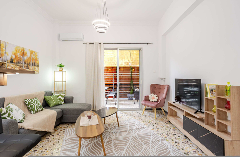 Room 5, Kalamata s Urban Oasis With Private Balcony, Peloponnese