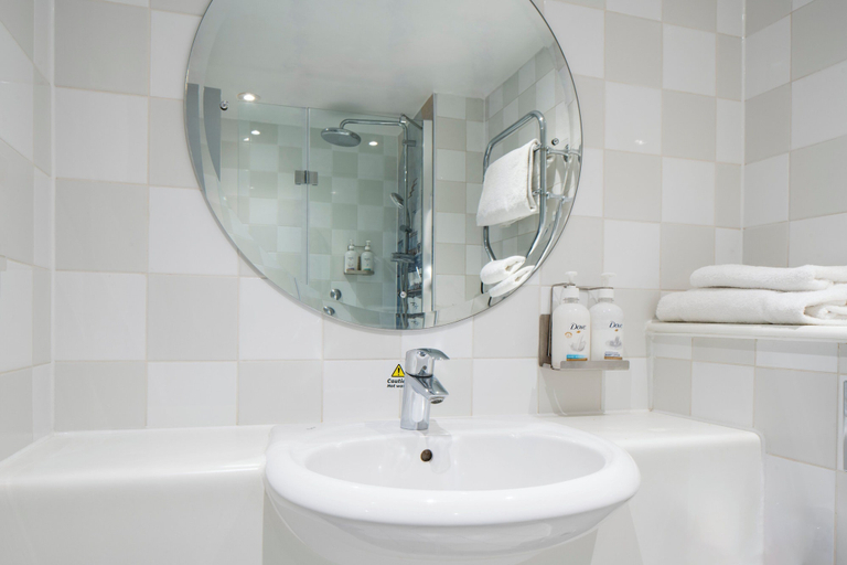 Bathroom 3, Holiday Inn London - Heathrow M4,jct.4 by IHG, London