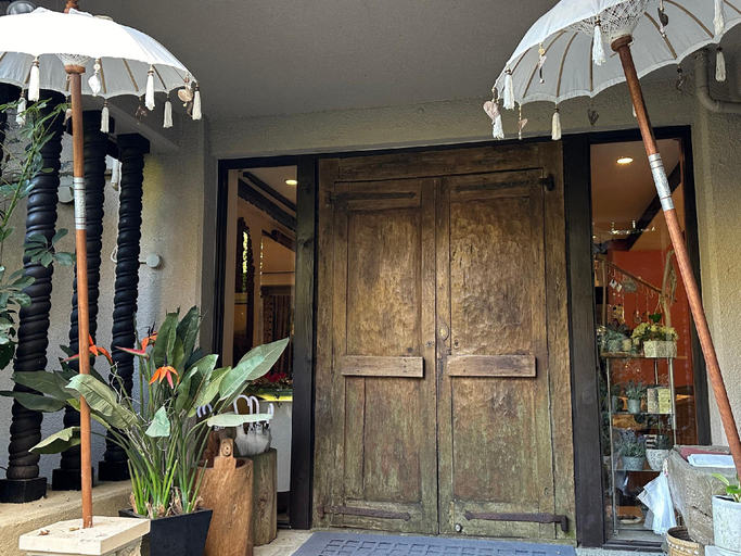 Exterior & Views