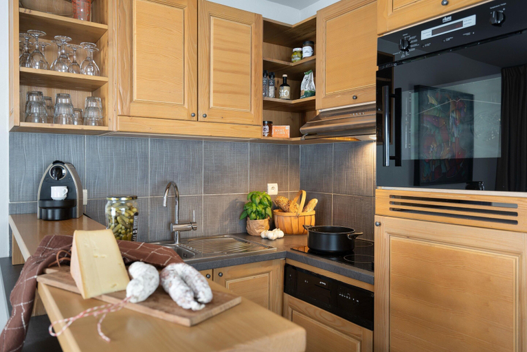Private kitchen 5, Picturesque Mountain Escape for 6, Haute-Savoie