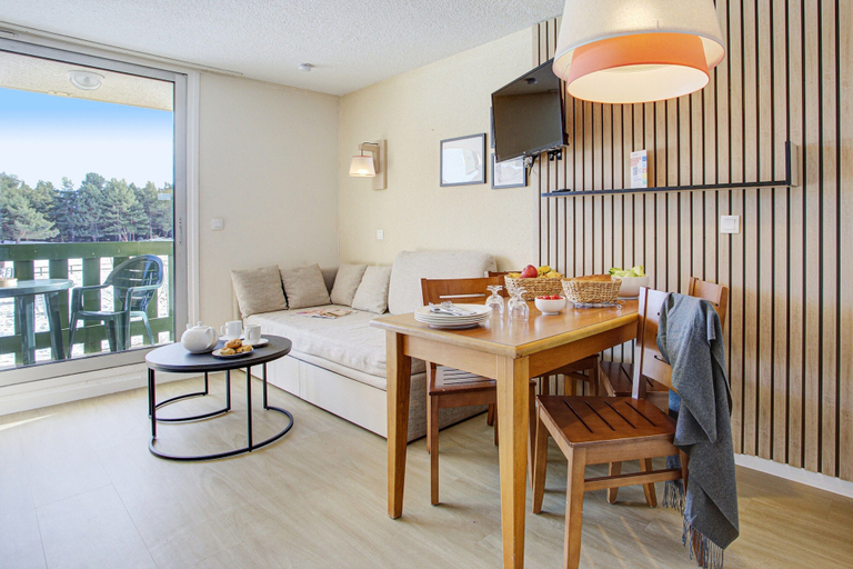 Dining 5, Scenic Family Apartment in the Pyrenees, Pyrénées-Orientales