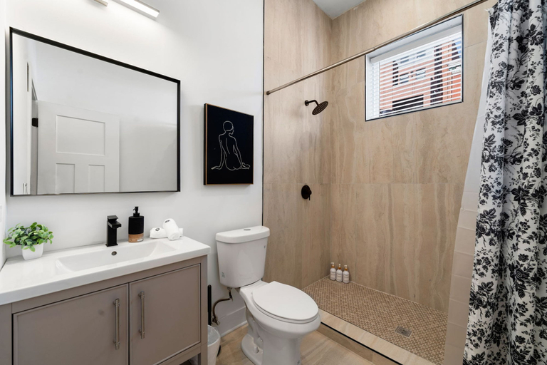 Room 4, Vibrant West Town Apartment Perfect for Families, Cook
