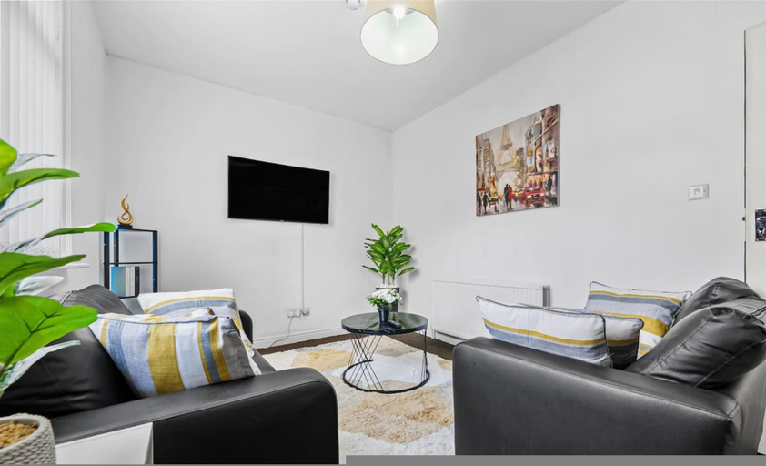 Room 3, Stylish Studio Room in Leeds Private Ensuite Street Parking, Leeds
