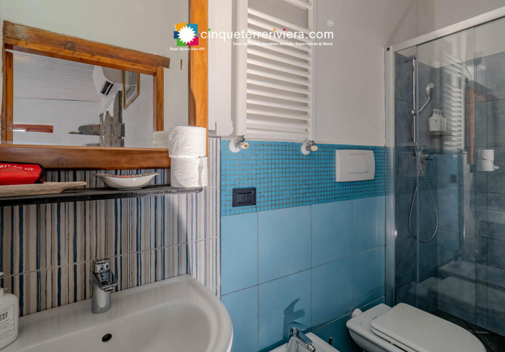 Shower 2, Camere Giuliano Basso, La Spezia
