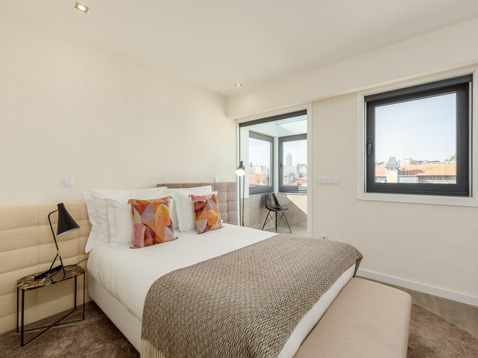 2, Spacious 4-Bedroom Apartment in Porto, Porto