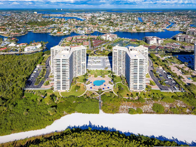 Room 2, Luxury Beach Resort Marco Island Condo Ocean Views Pool Beach, Collier
