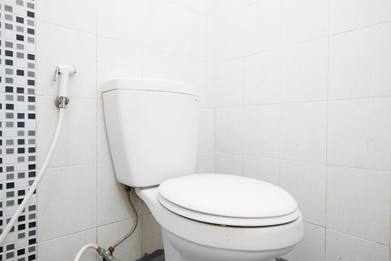 Bathroom, RedDoorz Syariah near Assalaam - UMS, Sukoharjo