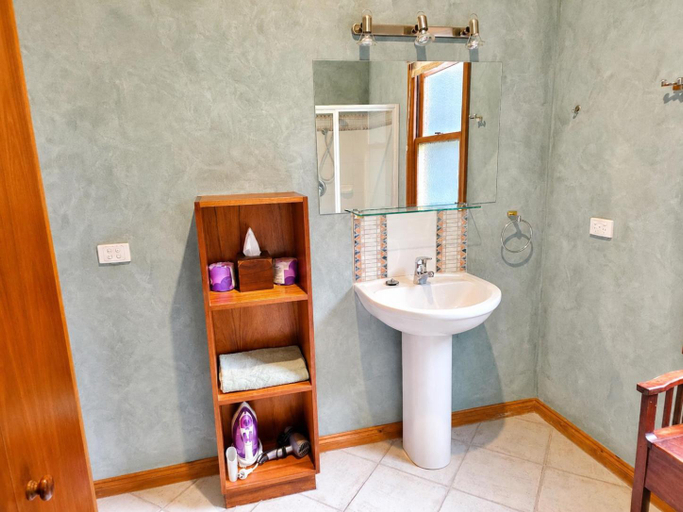 Bathroom 3, Charnwood Cottages, Yarra Ranges - Central